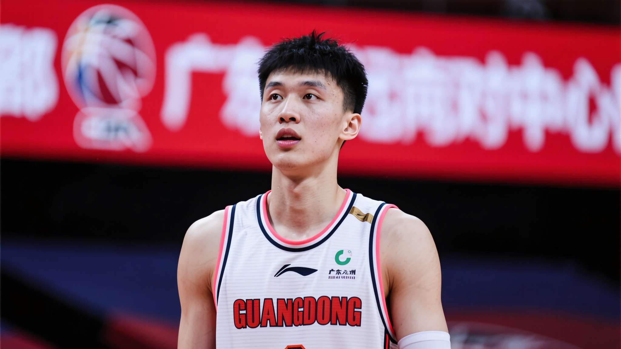 广东男篮今日早报！陈老板带领球队抵达北京开练，徐杰深夜表态，广东占据心