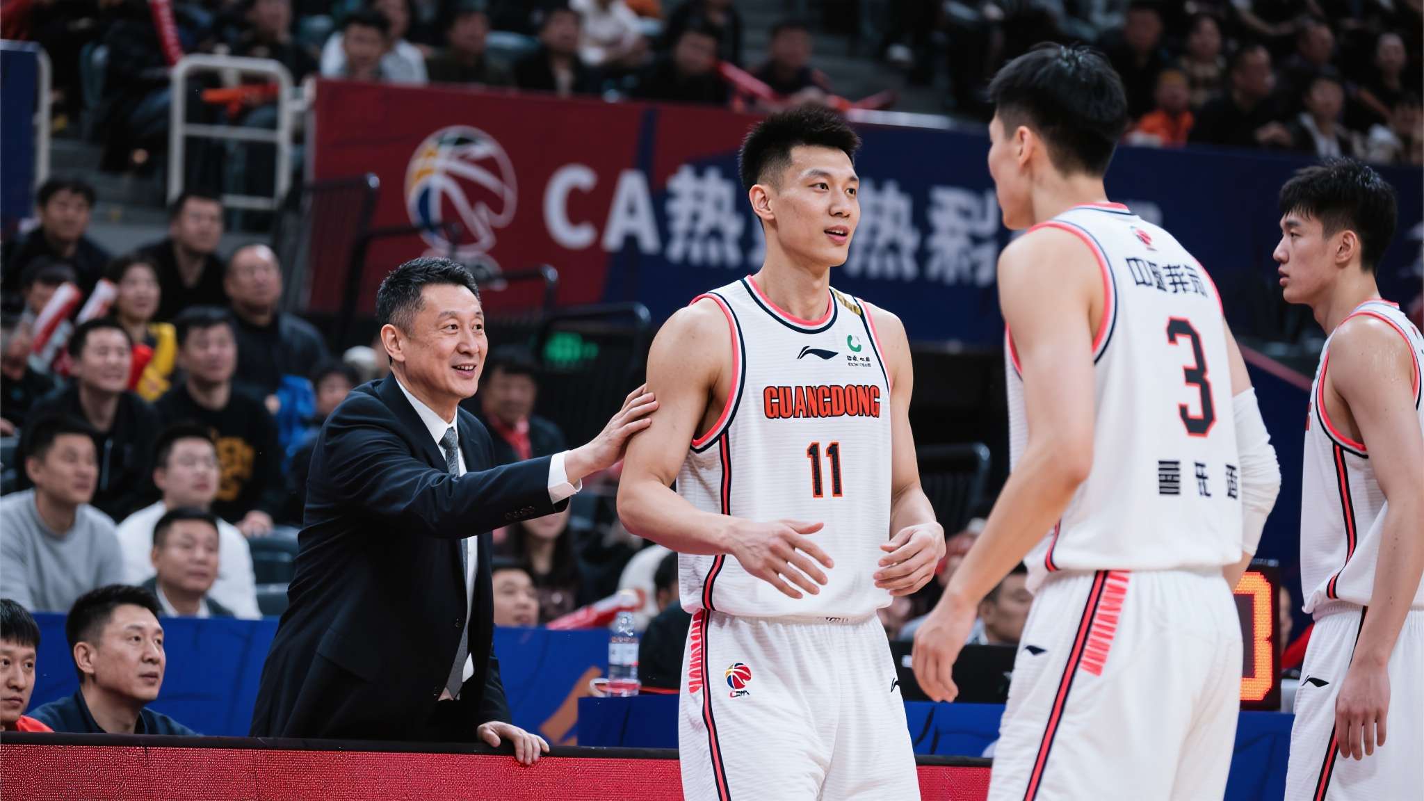 赵睿重返广东主场与旧友互动,郭士强现场观战CBA 赵睿重返广东主场与旧友互动,郭士强现场观战CBA